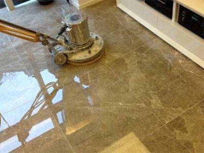 花岗石地面打蜡，提升耐磨性和光泽度