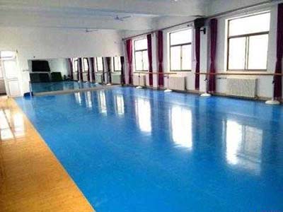 PVC地板打蜡，保护表面免受损坏