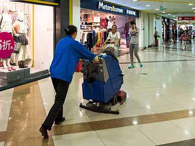 商场定点日常保洁：公共区域清扫、卫生间清洁、垃圾桶清理、绿化带维护、玻璃门窗擦拭、设备设施清洁等