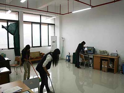 办公室定点日常保洁：清扫地面和桌面、更换烟灰缸、擦洗卫生间、打理绿植、整理文件等。