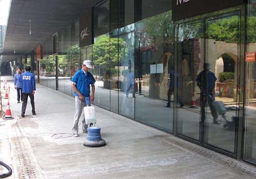 公司定点日常保洁：包括地面清洁、桌面擦拭、垃圾清理、卫生间清洁等。