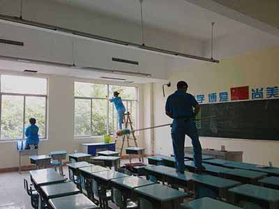 学校培训场所定点日常保洁：每周固定时间进行保洁，确保场所内无垃圾、无污渍、无异味。