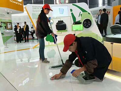 展厅保洁：擦拭展厅内的桌椅、展示架、展柜等设施，确保其干净整洁