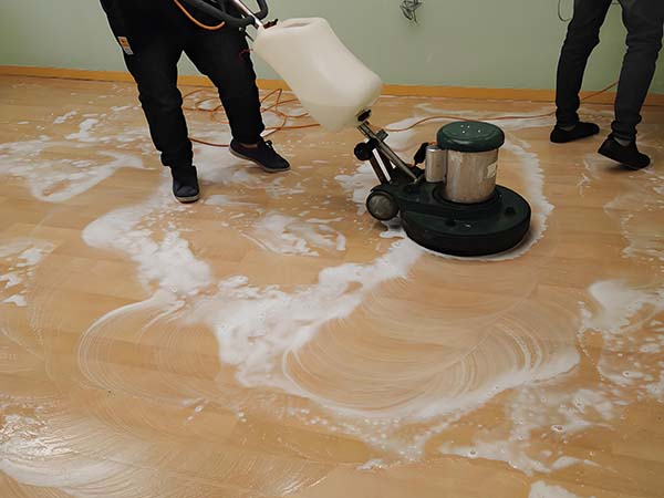 机械研磨清洗地面