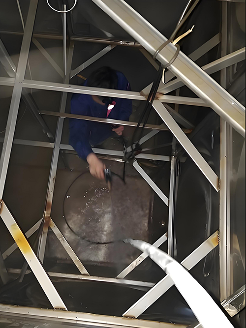 水箱清洗时通风换气，佩戴防护装备