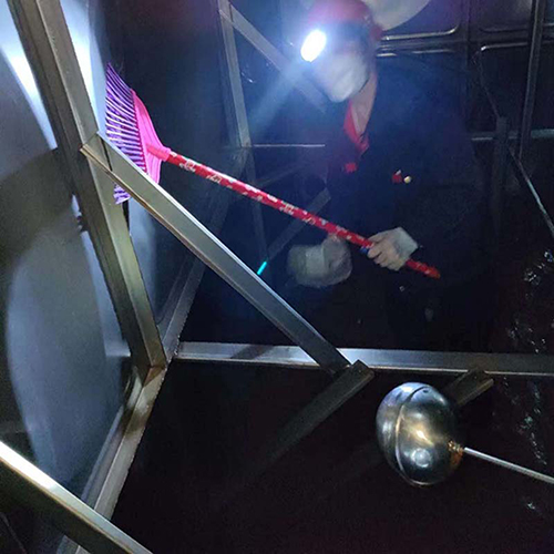 生活水箱内劈高压冲洗清洗