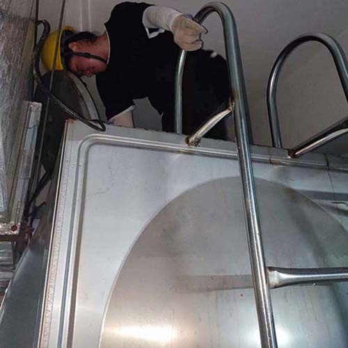 生活水箱在清洗前停水排水