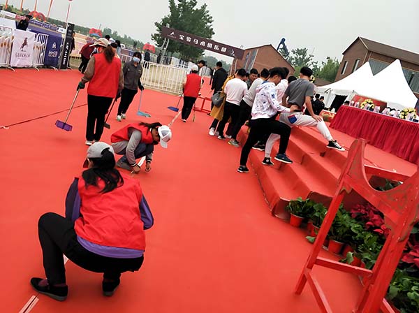 地毯展区污渍如何应急处理？