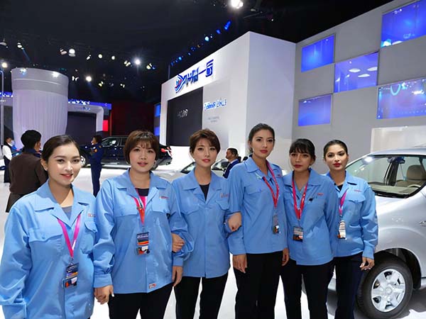 展厅玻璃幕墙清洁有哪些专业技巧？